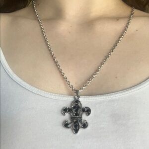 Elegant Silver Fleur-de-Lis Necklace